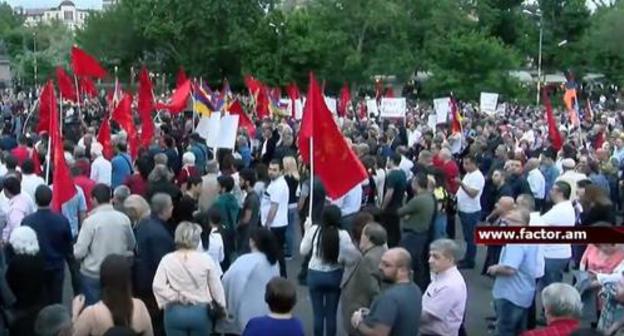 The ARF "Dashnaktsutyun" supporters in Yerevan. Screenshot from video posted by Factor tv, https://www.youtube.com/watch?time_continue=2020&v=uT7DtPV7dvM The ARF "Dashnaktsutyun" supporters in Yerevan. Screenshot from video posted by Factor tv, https://www.youtube.com/watch?time_continue=2020&v=uT7DtPV7dvM