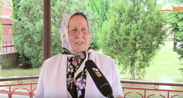 Resident of the village of Akhmat-Yurt. Screenshot from video posted by Chechnya Today: https://www.youtube.com/watch?v=Qk8IEajhxAM Resident of the village of Akhmat-Yurt. Screenshot from video posted by Chechnya Today: https://www.youtube.com/watch?v=Qk8IEajhxAM