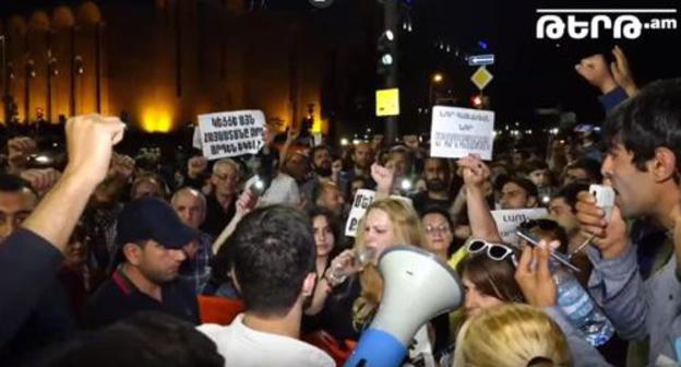 A rally of the opponents of Robert Kocharyan in Yerevan on May 25, 2019. Photo: screenshot of the video by the Tert.am channel https://www.youtube.com/watch?time_continue=5798&v=0l9W8exH9xE A rally of the opponents of Robert Kocharyan in Yerevan on May 25, 2019. Photo: screenshot of the video by the Tert.am channel https://www.youtube.com/watch?time_continue=5798&v=0l9W8exH9xE
