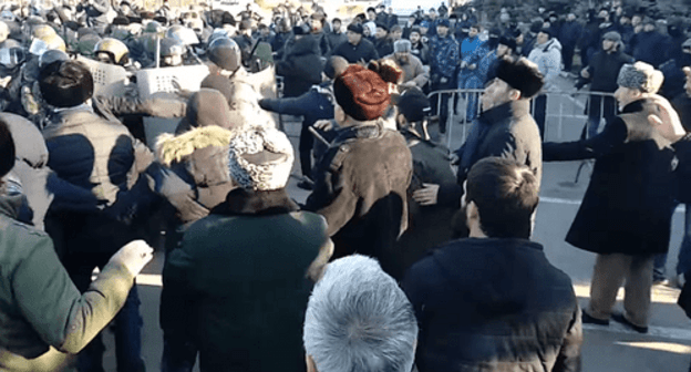 Activists' clashes with law enforcers in Magas on March 27, 2019. Screenshot of the video by Dzurdzaki https://www.youtube.com/watch?v=o1B1oBde9Ds Activists' clashes with law enforcers in Magas on March 27, 2019. Screenshot of the video by Dzurdzaki https://www.youtube.com/watch?v=o1B1oBde9Ds
