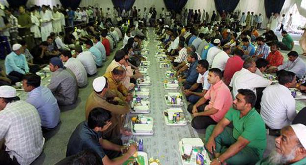 A mass iftar. Photo: REUTERS/Faisal Al Nasser A mass iftar. Photo: REUTERS/Faisal Al Nasser