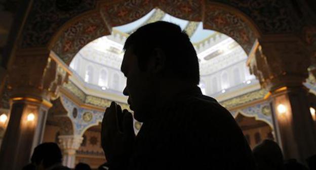 A believer in a mosque. Photo: REUTERS/Maxim Shemetov A believer in a mosque. Photo: REUTERS/Maxim Shemetov