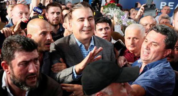Mikhail Saakashvili (in the centre) in Kiev. May 29, 2019. Photo: REUTERS/Gleb Garanich Mikhail Saakashvili (in the centre) in Kiev. May 29, 2019. Photo: REUTERS/Gleb Garanich