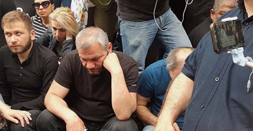 Zaza Saralidze (in the center), father of one of the killed teenagers, at a protest action. May 31, 2018. Photo © Sputnik / Shota Nozadze https://sputnik-georgia.ru/society/20180531/240687552/Sotni-chelovek-sobralis-na-akcii-protesta-u-Glavnoj-prokuratury-Gruzii.html Zaza Saralidze (in the center), father of one of the killed teenagers, at a protest action. May 31, 2018. Photo © Sputnik / Shota Nozadze https://sputnik-georgia.ru/society/20180531/240687552/Sotni-chelovek-sobralis-na-akcii-protesta-u-Glavnoj-prokuratury-Gruzii.html