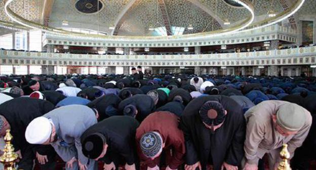 Believers praying. Photo: © Musa Sadulayev, Yuga.ru, https://www.yuga.ru/news/399200/ Believers praying. Photo: © Musa Sadulayev, Yuga.ru, https://www.yuga.ru/news/399200/