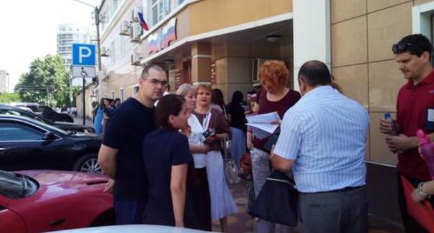 Relatives of detainees in the case on the Jehovah's Witness in the courtyard of the Soviet Court in Makhachkala, June 3, 2019. Photo by Rasul Magomedov for the Caucasian Knot Relatives of detainees in the case on the Jehovah's Witness in the courtyard of the Soviet Court in Makhachkala, June 3, 2019. Photo by Rasul Magomedov for the Caucasian Knot