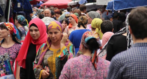 Grozny residents in Berkat market, July 16, 2015. Photo by Magomed Magomedov for the Caucasian Knot Grozny residents in Berkat market, July 16, 2015. Photo by Magomed Magomedov for the Caucasian Knot