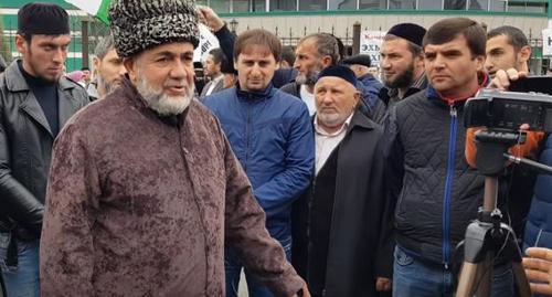 Akhmed Barakhoev at a protest action in Magas. Screenshot of the video by Ilez Pliev on YouTube https://www.youtube.com/watch?v=BjeTkWnqw04 Akhmed Barakhoev at a protest action in Magas. Screenshot of the video by Ilez Pliev on YouTube https://www.youtube.com/watch?v=BjeTkWnqw04