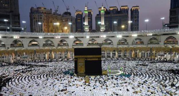 Believers praying in Mecca. Photo: REUTERS/Waleed Ali Believers praying in Mecca. Photo: REUTERS/Waleed Ali