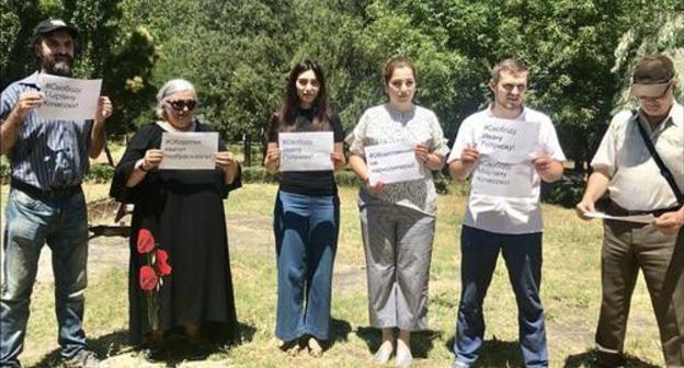 The Makhachkala activists at the protest action in support of Ivan Golunov. Photo by Patimat Makhmudova for the "Caucasian Knot" The Makhachkala activists at the protest action in support of Ivan Golunov. Photo by Patimat Makhmudova for the "Caucasian Knot"