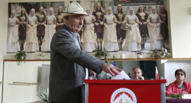 At a polling station in South Ossetia. Photo: REUTERS/Kazbek Basayev At a polling station in South Ossetia. Photo: REUTERS/Kazbek Basayev