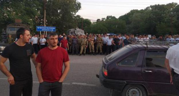 A rally against the signs of Chechnya installed in Dagestan. June 11, 2019. Photo by Ilyas Kapiev for the "Caucasian Knot" A rally against the signs of Chechnya installed in Dagestan. June 11, 2019. Photo by Ilyas Kapiev for the "Caucasian Knot"
