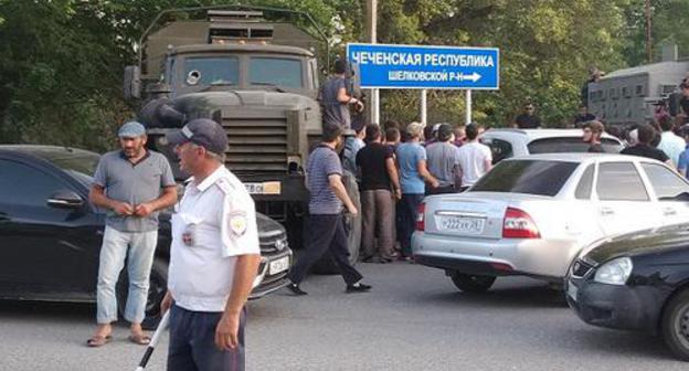 Law enforcers and protesters in Kizlyar near the Chechen road sign. Photo by Ilyas Kapiev for the "Caucasian Knot" Law enforcers and protesters in Kizlyar near the Chechen road sign. Photo by Ilyas Kapiev for the "Caucasian Knot"