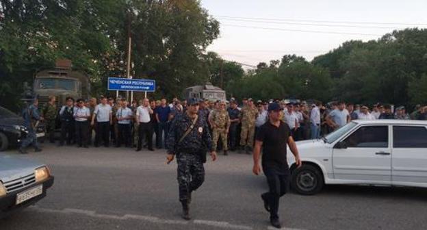 A rally near the Chechen signpost in the city of Kizlyar. June 11, 2019. Photo by Ilyas Kapiev for the "Caucasian Knot" A rally near the Chechen signpost in the city of Kizlyar. June 11, 2019. Photo by Ilyas Kapiev for the "Caucasian Knot"