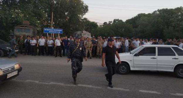 People's gathering in Kizlyar against installment of Chechen road signposts, June 11, 2019. Photo by Ilyas Kapiev for the Caucasian Knot People's gathering in Kizlyar against installment of Chechen road signposts, June 11, 2019. Photo by Ilyas Kapiev for the Caucasian Knot
