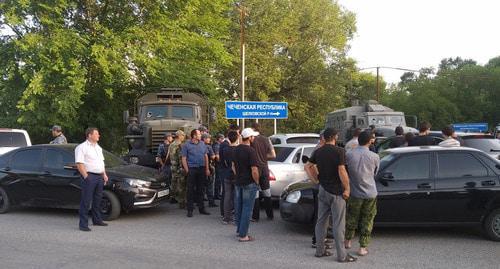 People's gathering in Kizlyar against installment of Chechen road signposts, June 11, 2019. Photo by Ilyas Kapiev for the Caucasian Knot People's gathering in Kizlyar against installment of Chechen road signposts, June 11, 2019. Photo by Ilyas Kapiev for the Caucasian Knot