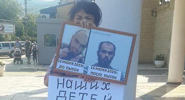 Zeinab Kurbanova holds solo picket at the Derbent City Police Department. Photo courtesy of Elena Barzukaeva Zeinab Kurbanova holds solo picket at the Derbent City Police Department. Photo courtesy of Elena Barzukaeva