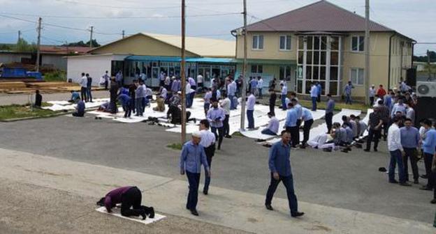 Juma-namaz at the site of the mosque in Magas. Photo by Umar Yovloi for the Caucasian Knot Juma-namaz at the site of the mosque in Magas. Photo by Umar Yovloi for the Caucasian Knot