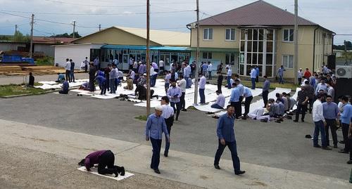Juma-namaz at the site of the mosque in Magas. Photo by Umar Yovloi for the Caucasian Knot Juma-namaz at the site of the mosque in Magas. Photo by Umar Yovloi for the Caucasian Knot