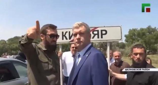 Representatives of Chechnya and Dagestan at the border. Screenshot from video posted at: https://www.youtube.com/watch?v=7PFq_gv4ILQ Representatives of Chechnya and Dagestan at the border. Screenshot from video posted at: https://www.youtube.com/watch?v=7PFq_gv4ILQ