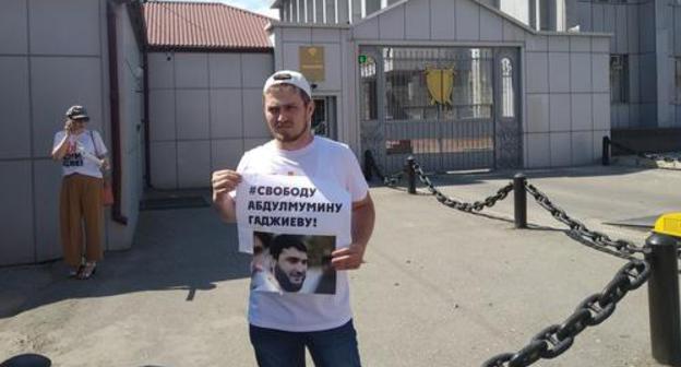 Journalist Arsen Magomedov holds solo picket, June 22, 2019, Makhachkala. Photo by Ilyas Kapiev for the Caucasian Knot Journalist Arsen Magomedov holds solo picket, June 22, 2019, Makhachkala. Photo by Ilyas Kapiev for the Caucasian Knot