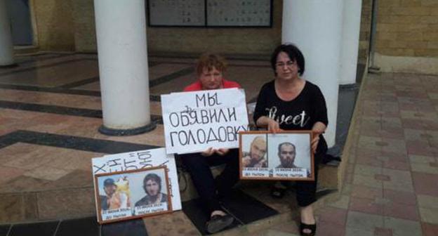Mothers of the detained Islam Barzukaev and Gasan Kurbanov hold protest action in Derbent demanding to release their sons. Photo: Rabadan Zeinab for the Caucasian Knot Mothers of the detained Islam Barzukaev and Gasan Kurbanov hold protest action in Derbent demanding to release their sons. Photo: Rabadan Zeinab for the Caucasian Knot
