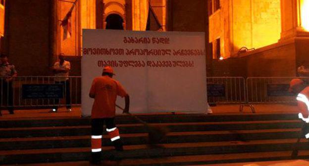 Workers cleaning the territory in front of the Parliament after rally held in Tbilisi on June 22. Photo by Beslan Kmuzov for the Caucasian Knot Workers cleaning the territory in front of the Parliament after rally held in Tbilisi on June 22. Photo by Beslan Kmuzov for the Caucasian Knot