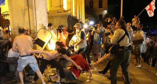 Dispersal of rally at the Georgian Parliament building, June 21, 2019. Photo: REUTERS/Irakli Gedenidze Dispersal of rally at the Georgian Parliament building, June 21, 2019. Photo: REUTERS/Irakli Gedenidze