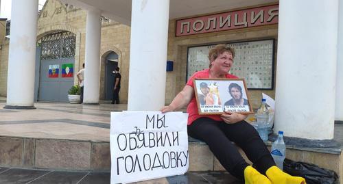 Elena Barzukaeva near the police building, Derbent, June 24, 2019. Photo by Murad Muradov for the Caucasian Knot Elena Barzukaeva near the police building, Derbent, June 24, 2019. Photo by Murad Muradov for the Caucasian Knot