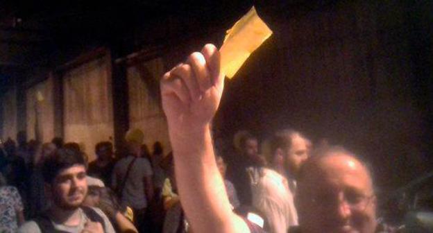 When the crowd of protesters approached the Ivanishvili's house, they showed a "yellow card" to Bidzina Ivanishvili. Photo by Beslan Kmuzov for the Caucasian Knot When the crowd of protesters approached the Ivanishvili's house, they showed a "yellow card" to Bidzina Ivanishvili. Photo by Beslan Kmuzov for the Caucasian Knot