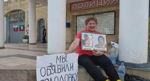 Elena Barzukaeva holds a solo picket. Derbent, June 2019. Photo by Murad Muradov for the "Caucasian Knot" Elena Barzukaeva holds a solo picket. Derbent, June 2019. Photo by Murad Muradov for the "Caucasian Knot"
