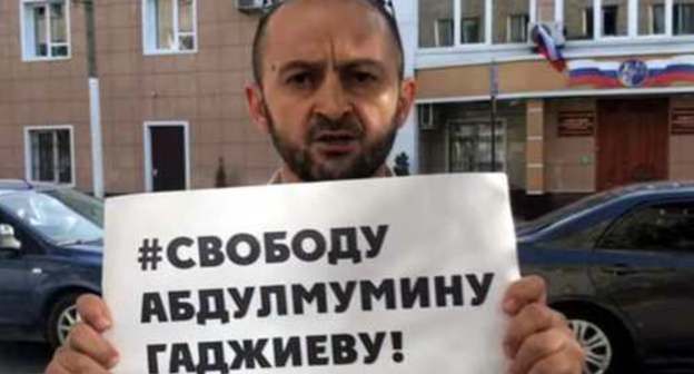 Mairbek Agaev, the editor-in-chief of the weekly "Chernovik", held a picket in Makhachkala to support Abdulmumin Gadjiev. Screenshot of the video by the "Caucasian Knot" Mairbek Agaev, the editor-in-chief of the weekly "Chernovik", held a picket in Makhachkala to support Abdulmumin Gadjiev. Screenshot of the video by the "Caucasian Knot"