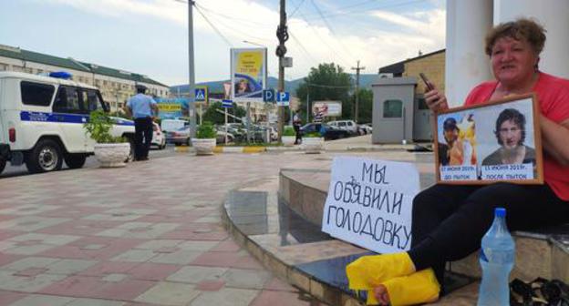 Elena Barzukaeva during a solo picket. Derbent, June 2019. Photo by Murad Muradov for the "Caucasian Knot" Elena Barzukaeva during a solo picket. Derbent, June 2019. Photo by Murad Muradov for the "Caucasian Knot"