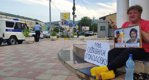 Elena Barzukaeva during a solo picket. Derbent, June 2019. Photo by Murad Muradov for the "Caucasian Knot" Elena Barzukaeva during a solo picket. Derbent, June 2019. Photo by Murad Muradov for the "Caucasian Knot"