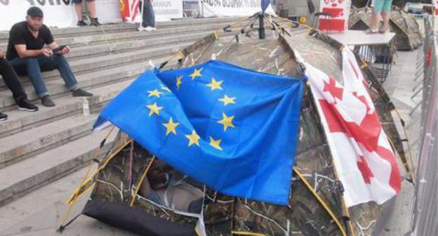 A hunger-strikers' tent with the flags of the EU and USA near the parliament building. Tbilisi, June 27, 2019. Photo by Beslan Kmuzov for the "Caucasian Knot" A hunger-strikers' tent with the flags of the EU and USA near the parliament building. Tbilisi, June 27, 2019. Photo by Beslan Kmuzov for the "Caucasian Knot"