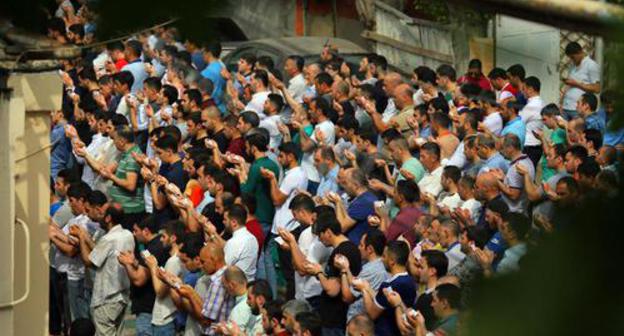 Believers during a prayer in the yard of Meshedi Dadash Mosque in Maku. Photo by Aziz Karimov for the "Caucasian Knot" Believers during a prayer in the yard of Meshedi Dadash Mosque in Maku. Photo by Aziz Karimov for the "Caucasian Knot"