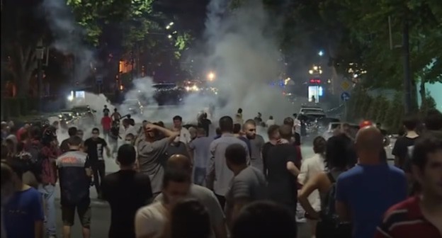 Protesters in front of the parliament building of Georgia in Tbilisi. Photo: screenshot of the video by the "Velikaya Armeniya" (Great Armenia) YouTube channel https://www.youtube.com/watch?v=pJh0BXGSG1w Protesters in front of the parliament building of Georgia in Tbilisi. Photo: screenshot of the video by the "Velikaya Armeniya" (Great Armenia) YouTube channel https://www.youtube.com/watch?v=pJh0BXGSG1w