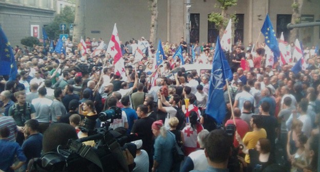 The police cordons between two protest actions in Tbilisi. July 8, 2019. Photo by Beslan Kmuzov for the "Caucasian Knot" The police cordons between two protest actions in Tbilisi. July 8, 2019. Photo by Beslan Kmuzov for the "Caucasian Knot"