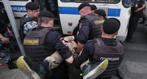 The police detains a participant of the action in support of Ivan Golunov. Moscow, June 2019. Photo REUTERS/Shamil Zhumatov The police detains a participant of the action in support of Ivan Golunov. Moscow, June 2019. Photo REUTERS/Shamil Zhumatov