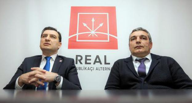 Azer Gasymly, a board member of the Azerbaijani movement "Republican Alternative" (ReAl) (on the left), and Natiq Jafarli. Photo by Aziz Karimov for the "Caucasian Knot" Azer Gasymly, a board member of the Azerbaijani movement "Republican Alternative" (ReAl) (on the left), and Natiq Jafarli. Photo by Aziz Karimov for the "Caucasian Knot"