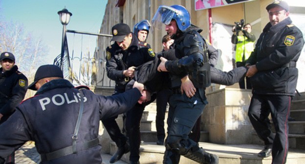 The police detains an activist. Azerbaijan. Photo: REUTERS/Aziz Karimov The police detains an activist. Azerbaijan. Photo: REUTERS/Aziz Karimov