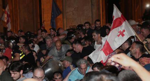 Dispersal of protest rally in front of the Georgian Parliament in Tbilisi, June 21, 2019. Photo: REUTERS/Irakli Gedenidze Dispersal of protest rally in front of the Georgian Parliament in Tbilisi, June 21, 2019. Photo: REUTERS/Irakli Gedenidze