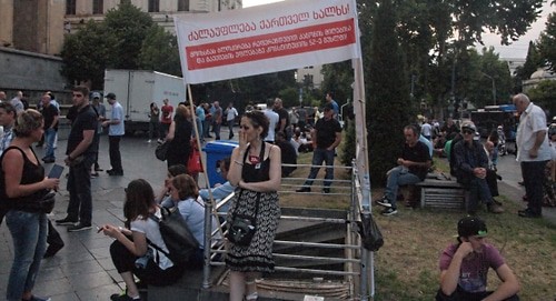 Opposition supporters are gathering for a rally in front of the Parliament. Photo by Beslan Kmuzov for the Caucasian Knot