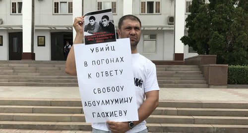 Founder of ‘Chernovik’ Magdi Kamalov holds solo picket in support of Abdulmumin Gadjiev, Makhachkala, July 16, 2019. Photo by Patimat Makhmudova for the Caucasian Knot Founder of ‘Chernovik’ Magdi Kamalov holds solo picket in support of Abdulmumin Gadjiev, Makhachkala, July 16, 2019. Photo by Patimat Makhmudova for the Caucasian Knot