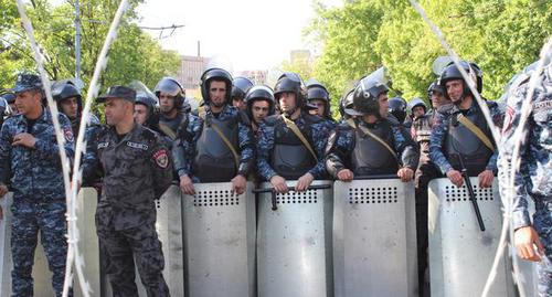 Armenian policemen. Photo by Tigran Petrosyan for the Caucasian Knot Armenian policemen. Photo by Tigran Petrosyan for the Caucasian Knot