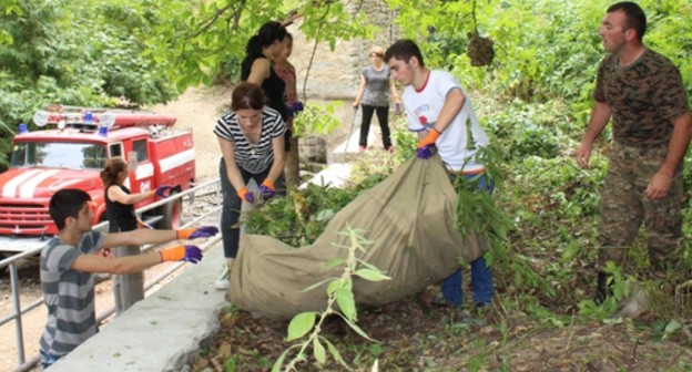 Residents of Nagorno-Karabakh doing a volunteer clean-up program in the village of Tyak. Photo by Alvard Grigoryan for the "Caucasian Knot" Residents of Nagorno-Karabakh doing a volunteer clean-up program in the village of Tyak. Photo by Alvard Grigoryan for the "Caucasian Knot"