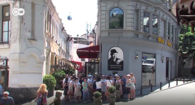Russian tourists in Tbilisi. Screenshot of the video https://www.dw.com/ru/российские-туристы-не-боятся-отдыхать-в-грузии-28062019/av-49406632 Russian tourists in Tbilisi. Screenshot of the video https://www.dw.com/ru/российские-туристы-не-боятся-отдыхать-в-грузии-28062019/av-49406632