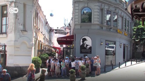 Russian tourists in Tbilisi. Screenshot of the video https://www.dw.com/ru/российские-туристы-не-боятся-отдыхать-в-грузии-28062019/av-49406632 Russian tourists in Tbilisi. Screenshot of the video https://www.dw.com/ru/российские-туристы-не-боятся-отдыхать-в-грузии-28062019/av-49406632
