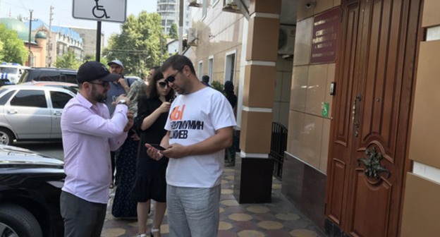 'Chernovik' journalists are waiting for the start of trial on Gadjiev's case. Photo by Patimat Makhmudova for the Caucasian Knot 'Chernovik' journalists are waiting for the start of trial on Gadjiev's case. Photo by Patimat Makhmudova for the Caucasian Knot