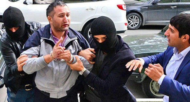 Parviz Gashimli being escorted to the Sabail Disctrict Court, Baku, November 7, 2013. Photo: Djavid Gurbanov, http://www.regnum.ru Parviz Gashimli being escorted to the Sabail Disctrict Court, Baku, November 7, 2013. Photo: Djavid Gurbanov, http://www.regnum.ru